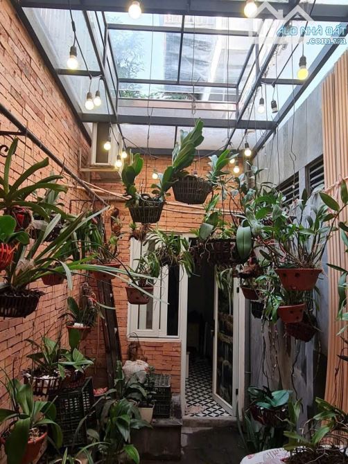 BÁN NHÀ TẬP THỂ MẶT PHỐ LÝ NAM ĐẾ 110M – 9.5 TỶ