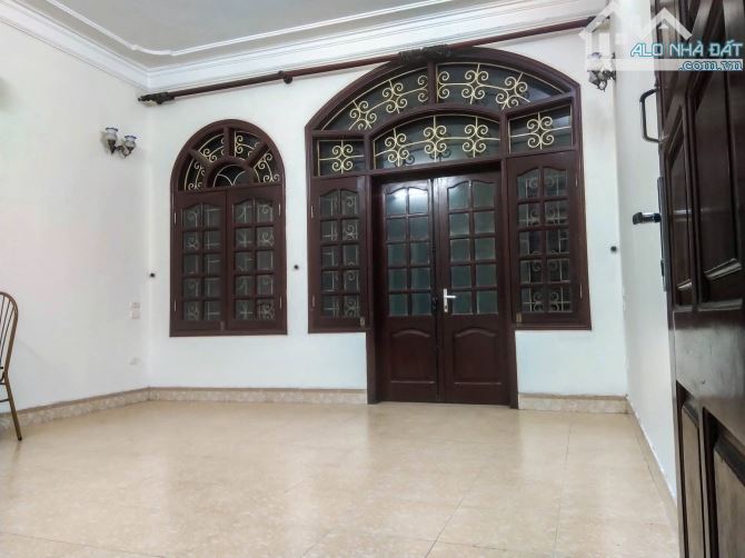 Vị trí đẹp, oto tránh đỗ 2 nhà ra Phố Khuất Duy Tiến, tự xây 60m2 x mtiền 5.5m. Gấp 25 tỷ