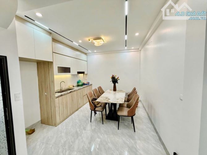 Nhà 5 tầng ngõ thông oto tránh Vũ Tông Phan. Giá nhỉnh 11tỷ