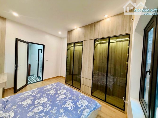 Nhà 5 tầng ngõ thông oto tránh Vũ Tông Phan. Giá nhỉnh 11tỷ