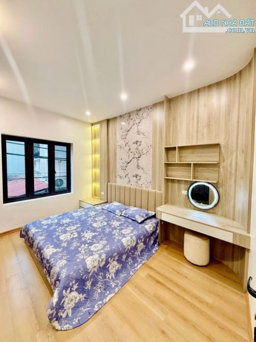 Nhà 5 tầng ngõ thông oto tránh Vũ Tông Phan. Giá nhỉnh 11tỷ