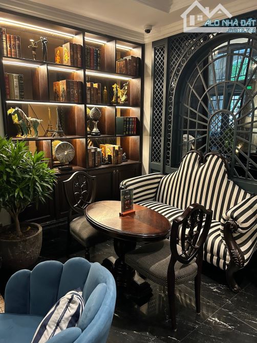 Bán toà khách sạn mặt phố Nguyễn Trường Tộ, DT: 220m2 x 16 Tầng, Mặt tiền: 10m, Giá 190 Tỷ