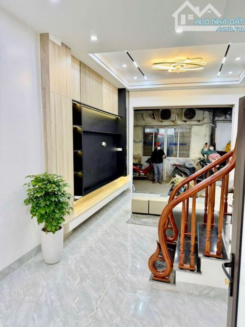 Nhà 5 tầng ngõ thông oto tránh Vũ Tông Phan. Giá nhỉnh 11tỷ