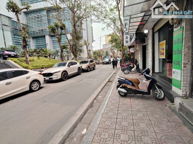 Bán nhà mặt phố Phó Đức Chính, DT 150m2 x 3 tầng, mặt tiền 8m, lô góc, giá 100 tỷ.