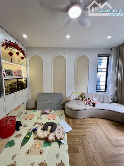 Sát Lò Đúc-6 tầng thang máy,ngõ nông thẳng-43m-Hơn 12 tỷ