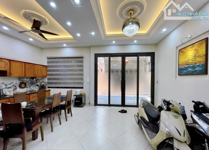 Bán nhà riêng mặt phố Phùng Chí Kiên, 58m², 4 tầng, lô góc, MT 5.5m, 20 tỷ