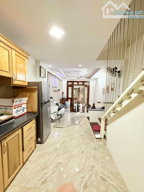 Bán nhà phố Minh Khai, 31 m x 5 tầng, ngõ rộng sổ đẹp, giá hợp lý