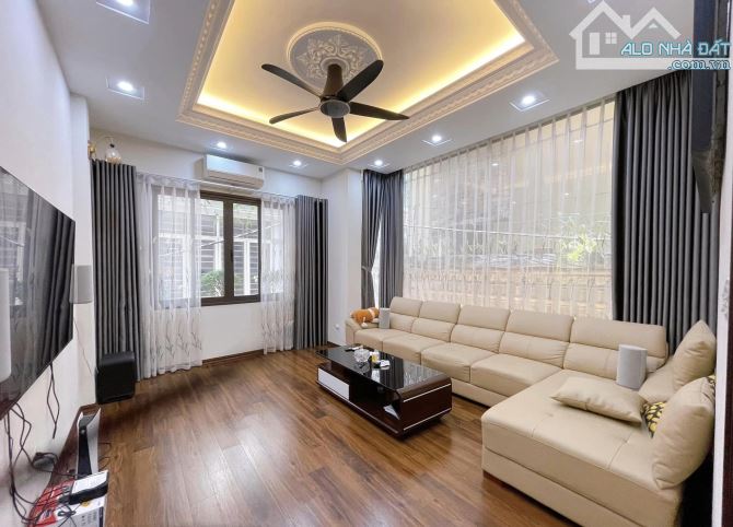 Bán nhà riêng mặt phố Phùng Chí Kiên, 58m², 4 tầng, lô góc, MT 5.5m, 20 tỷ