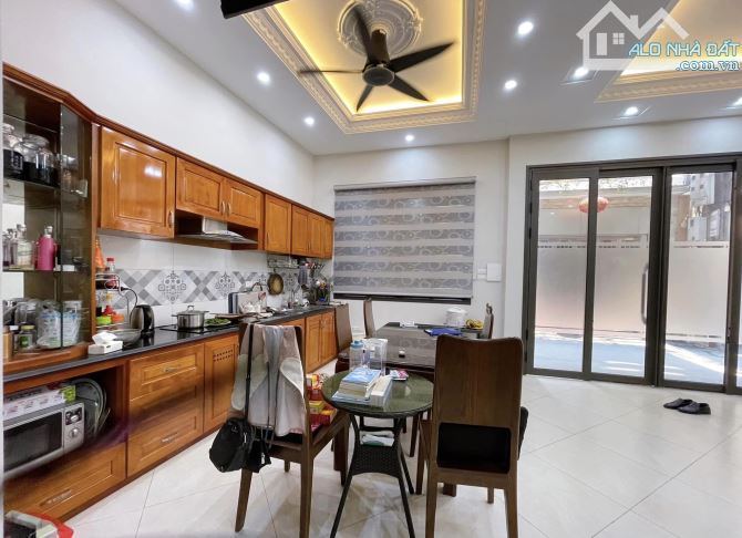 Bán nhà riêng mặt phố Phùng Chí Kiên, 58m², 4 tầng, lô góc, MT 5.5m, 20 tỷ