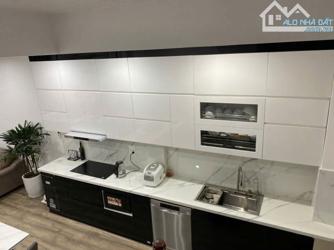 Nhà 5 tầng đẹp ở ngay,Phố Lạc Long Quân, khu phân lô, ô tô tránh, Mt: 5.1, 46m2 ,15.2 tỷ.