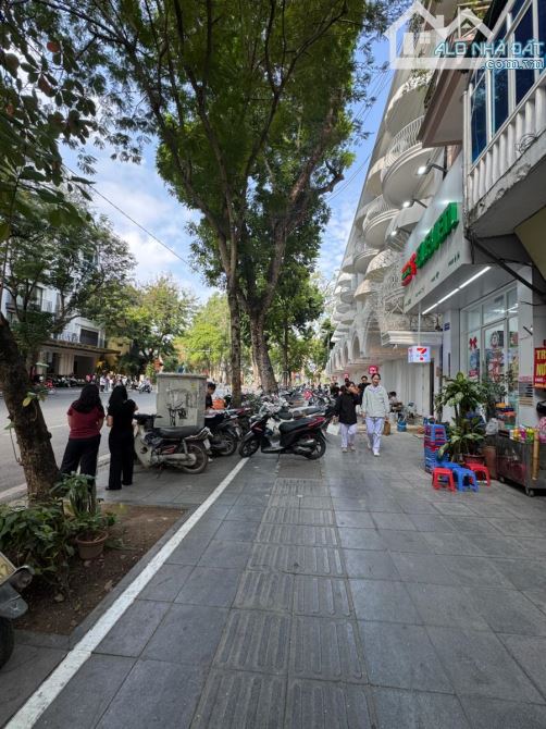 Bán nhà mặt phố Bà Triệu ngay đầu hồ hoàn kiếm vị trí siêu đẹp pháp lý chuẩn 1 sổ 1 chủ DT