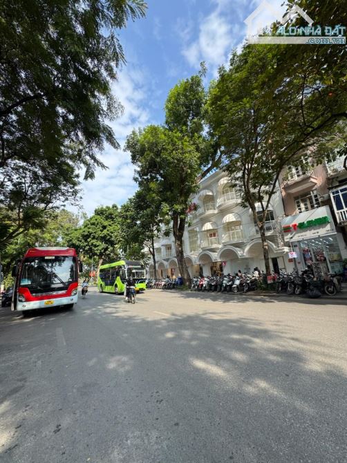 Bán nhà mặt phố Bà Triệu ngay đầu hồ hoàn kiếm vị trí siêu đẹp pháp lý chuẩn 1 sổ 1 chủ DT