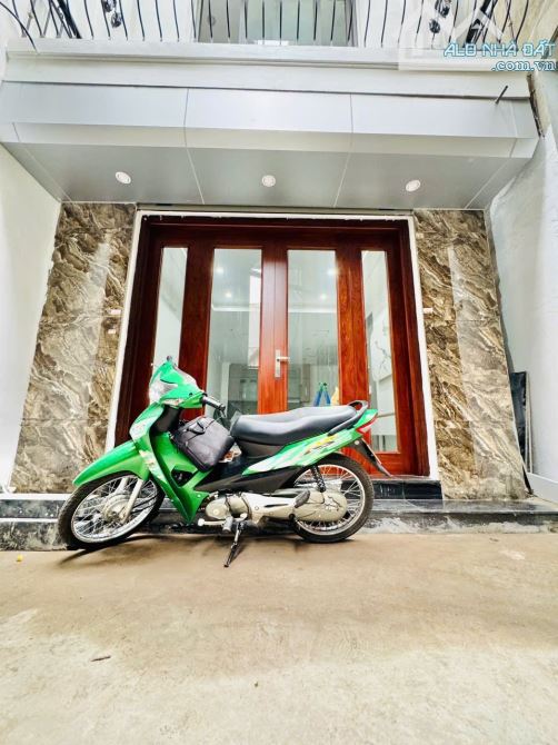 Bán Nhà : Phố Dương Văn Bé - 50m2 - 5Tầng - Thang Máy - 20m ra oto