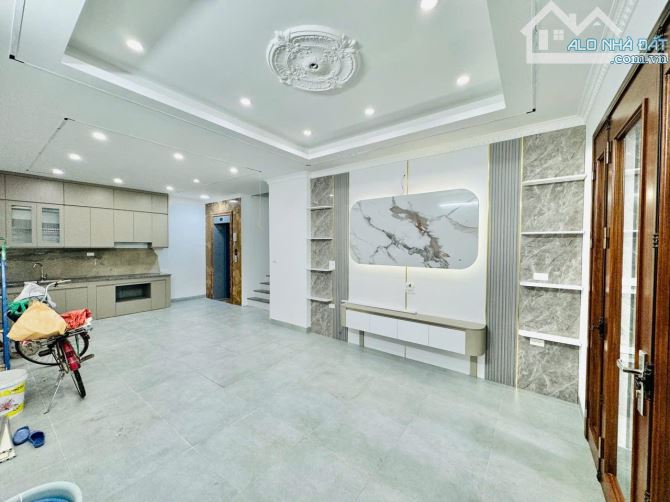 Bán Nhà : Phố Dương Văn Bé - 50m2 - 5Tầng - Thang Máy - 20m ra oto - 2