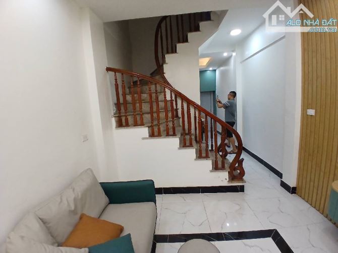 Hoàng Mai 36m2 ngõ nông gần ôtô 4PN giá 5.6 tỷ