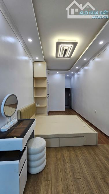 Bán nhà Thái Thịnh 28m2 5 tầng, ô tô nhỏ đỗ cửa, hơn 8 tỷ