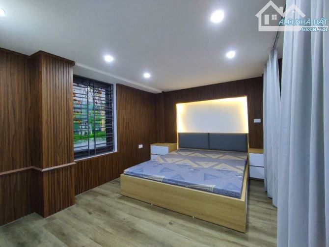 5.86 tỷ - Nhà phố Cổ Nguyễn Siêu, 60m2, tầng 2, có sân để xe ở tầng trệt, 10m ra phố