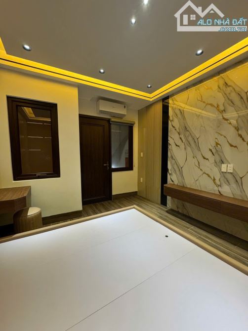 BÁN NHÀ MẶT PHỐ NGUYỄN XIỂN, 60mx7T, vị trí cực đẹp, giá 37,6 tỉ