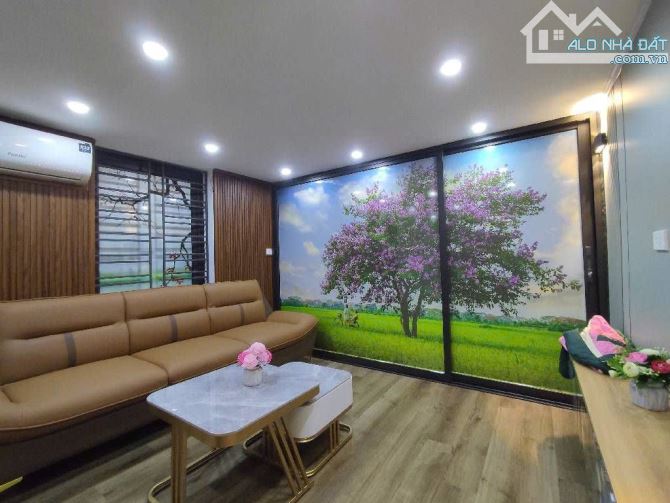 5.86 tỷ - Nhà phố Cổ Nguyễn Siêu, 60m2, tầng 2, có sân để xe ở tầng trệt, 10m ra phố