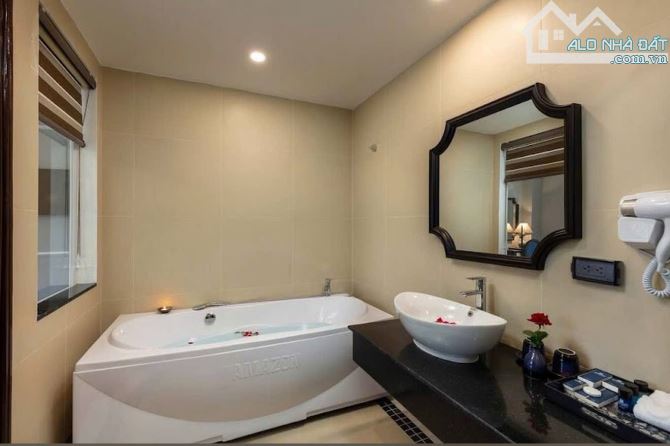 Bán gấp khách sạn đẹp nhất Ba Đình view Hồ Tây cạnh Hoàng Thành Thăng Long Phố ViP 16 tầng