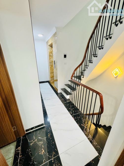 Bán Nhà : Phố Dương Văn Bé - 50m2 - 5Tầng - Thang Máy - 20m ra oto - 4