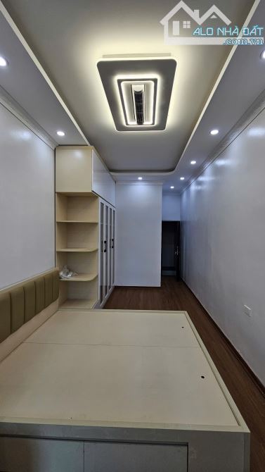 Bán nhà Thái Thịnh 28m2 5 tầng, ô tô nhỏ đỗ cửa, hơn 8 tỷ