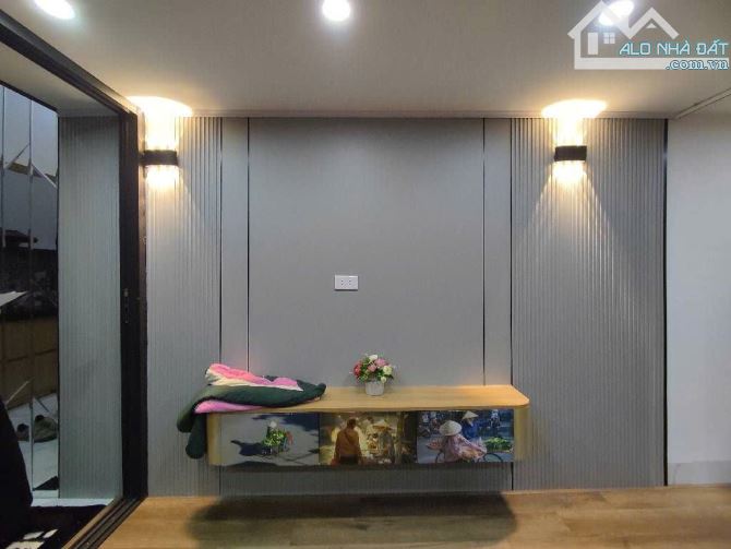 5.86 tỷ - Nhà phố Cổ Nguyễn Siêu, 60m2, tầng 2, có sân để xe ở tầng trệt, 10m ra phố