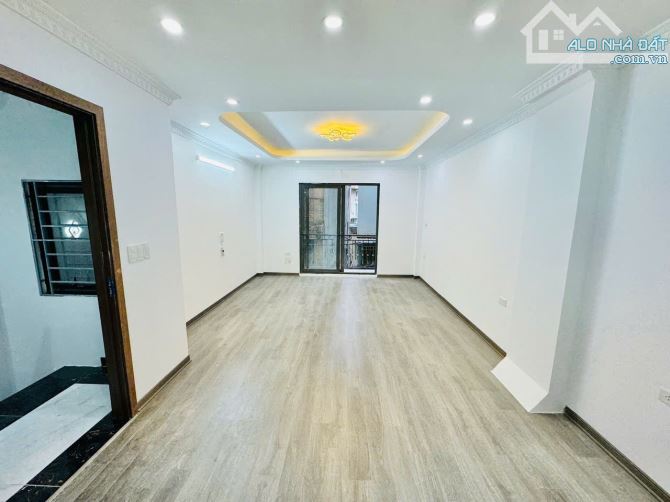 Bán Nhà : Phố Dương Văn Bé - 50m2 - 5Tầng - Thang Máy - 20m ra oto - 5