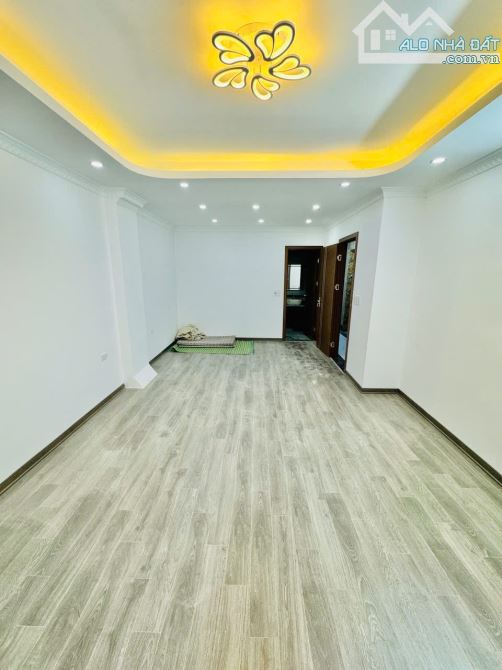 Bán Nhà : Phố Dương Văn Bé - 50m2 - 5Tầng - Thang Máy - 20m ra oto - 6
