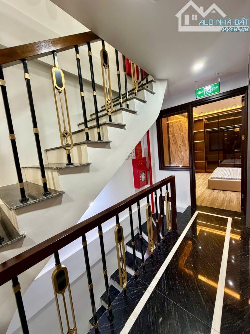 BÁN NHÀ GẤP TẠI TRẦN QUÝ CÁP , DT 40M, 6 TẦNG, THANG MÁY, LÔ GÓC, ÔTÔ , KINH DOANH