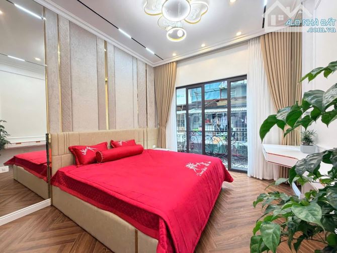 Giảm 1 tỷ Nhà mới ngõ Ô Tô ,Thang Máy fun nội thất ở luôn tại Đống Đa gần Cầu Giấy .