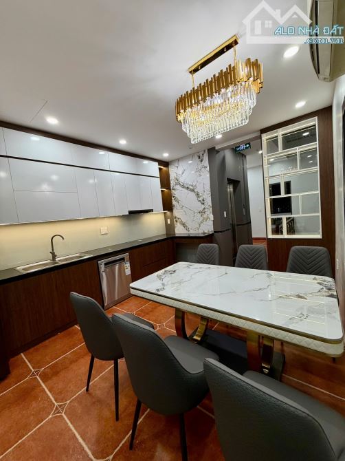 BÁN NHÀ GẤP TẠI TRẦN QUÝ CÁP , DT 40M, 6 TẦNG, THANG MÁY, LÔ GÓC, ÔTÔ , KINH DOANH