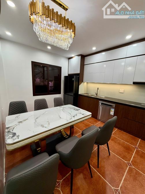 BÁN NHÀ GẤP TẠI TRẦN QUÝ CÁP , DT 40M, 6 TẦNG, THANG MÁY, LÔ GÓC, ÔTÔ , KINH DOANH