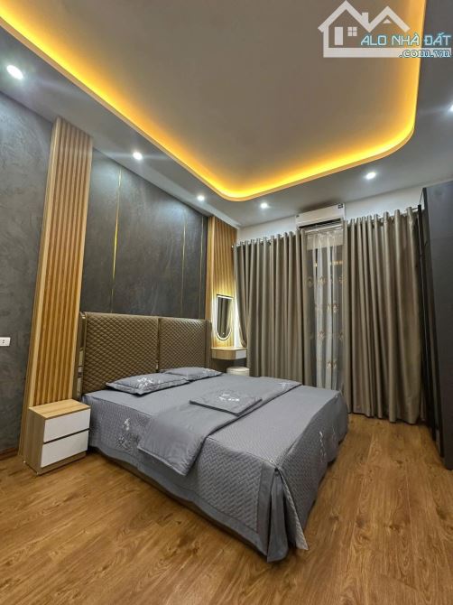 Nhà Phân Lô Lương Ngọc Quyến Thanh Xuân 50m 16Tỷ 5Tầng Mt3.7m Oto Dừng Đỗ Kinh Doanh Đỉnh