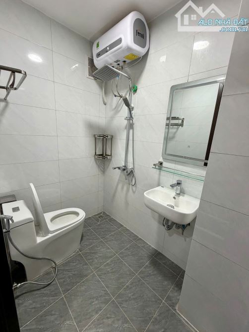 BÁN NHÀ GẤP TẠI TRẦN QUÝ CÁP , DT 40M, 6 TẦNG, THANG MÁY, LÔ GÓC, ÔTÔ , KINH DOANH