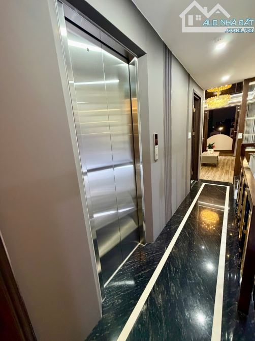 BÁN NHÀ GẤP TẠI TRẦN QUÝ CÁP , DT 40M, 6 TẦNG, THANG MÁY, LÔ GÓC, ÔTÔ , KINH DOANH