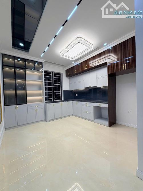 Giảm 1 tỷ Nhà mới ngõ Ô Tô ,Thang Máy fun nội thất ở luôn tại Đống Đa gần Cầu Giấy .