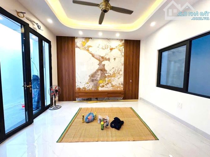 NHÀ ĐẸP XÂY MỚI- VỊ TRÍ ĐỈNH- NỘI THẤT XỊN- GẦN Ô TÔ- HỒ TÂY-35m² 5T MT4m8,1 Tỷ- LẠC LON