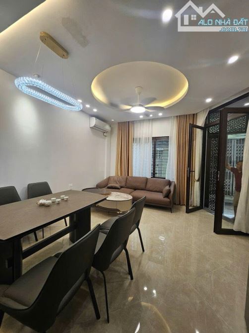 BÁN NHÀ TRẦN DUY HƯNG - TRUNG TÂM CẦU GIẤY - 5 TẦNG THANG MÁY - 3 NGỦ - 50M2 - Ở NGAY