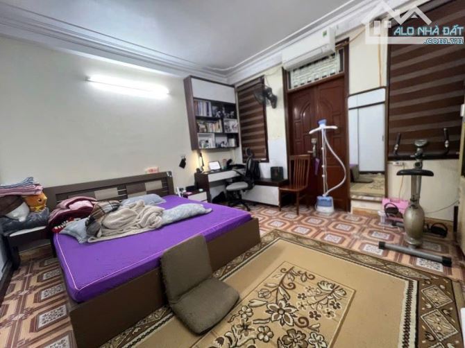 Chính chủ cần bán nhà mặt ngõ, phố Chùa Láng - DT42m * 5T, tổng 6 phòng - Giá bán 10,8 tỷ