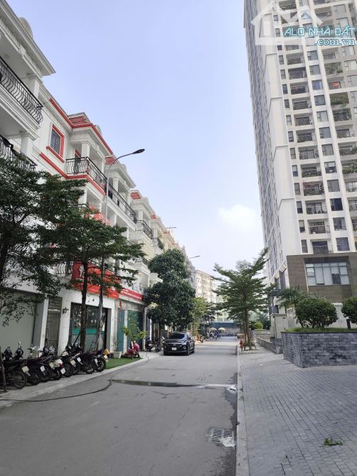 LIỀN KỀ ROSE TOWN KĐT PHÁP VÂN 120m² – 5 TẦNG THANG MÁY – NỘI THẤT NK – VỈA HÈ, Ô TÔ TRÁNH