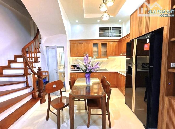 Chính chủ bán nhà hàng xóm Trương Định-Ngõ ba gác,5 tầng ở ngay-36m-Hơn 7 tỷ