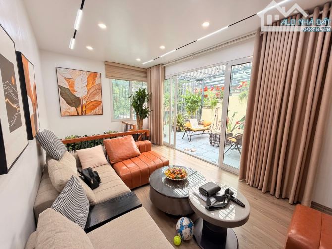 TẬP THỂ NAM ĐỒNG-GẦN HỒ ĐẮC DI-180m2-4PN-3WC-Ô TÔ ĐỖ CHÂN CẦU THANG-KHU SẠCH ĐẸP-AN NINH