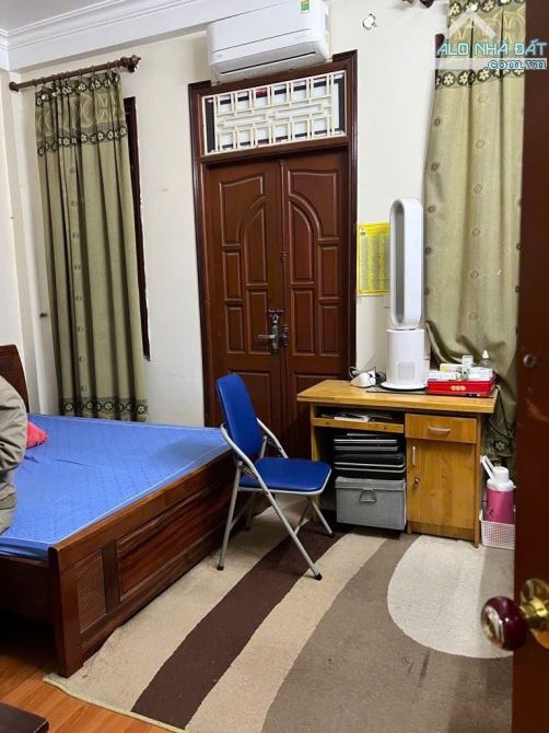 Chính chủ cần bán nhà mặt ngõ, phố Chùa Láng - DT42m * 5T, tổng 6 phòng - Giá bán 10,8 tỷ