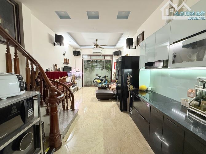 BÁN NHÀ NGÕ 169 HOÀNG MAI 38m2 mặt tiền rộng 6 tầng nở hậu 2 thoáng trước sau 8.2 tỷ