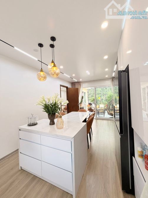 TẬP THỂ NAM ĐỒNG-GẦN HỒ ĐẮC DI-180m2-4PN-3WC-Ô TÔ ĐỖ CHÂN CẦU THANG-KHU SẠCH ĐẸP-AN NINH