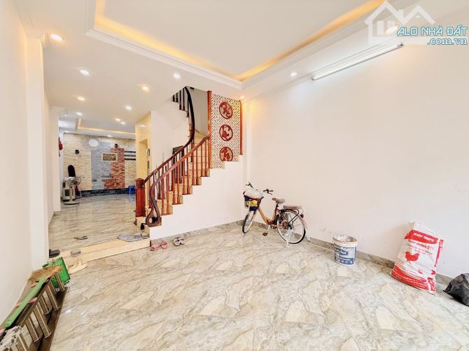 50m2, 6 tầng, thang máy, giá 13.x, tại 28 ngay kđt Đại Kim, nhà mới, dân xây.