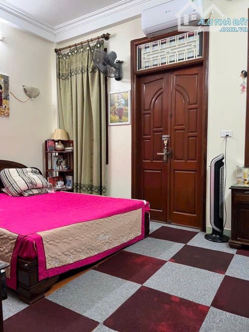 Chính chủ cần bán nhà mặt ngõ, phố Chùa Láng - DT42m * 5T, tổng 6 phòng - Giá bán 10,8 tỷ