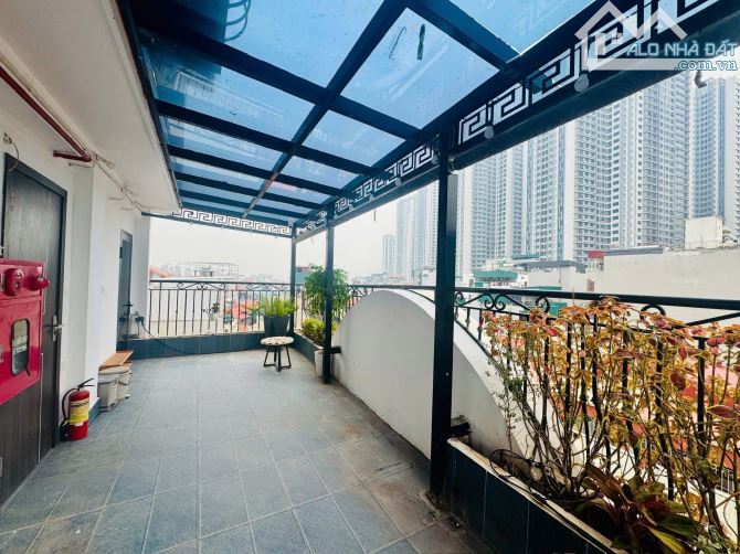 Toà CHDV Hoàng Quốc Việt, 132m2*7T, MT 11M, 30 PKK, ngõ ô tô, đủ PCCC, dòng tiền 8%/năm!