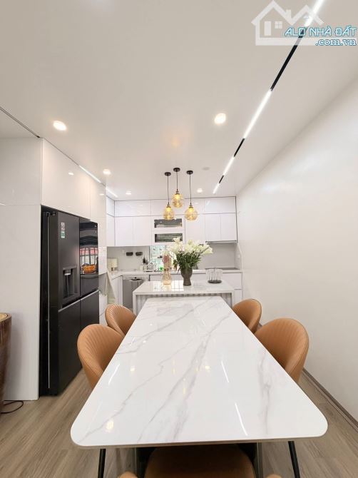 TẬP THỂ NAM ĐỒNG-GẦN HỒ ĐẮC DI-180m2-4PN-3WC-Ô TÔ ĐỖ CHÂN CẦU THANG-KHU SẠCH ĐẸP-AN NINH